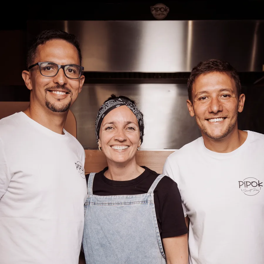 L'équipe de Pipok souriante derrière le comptoir
